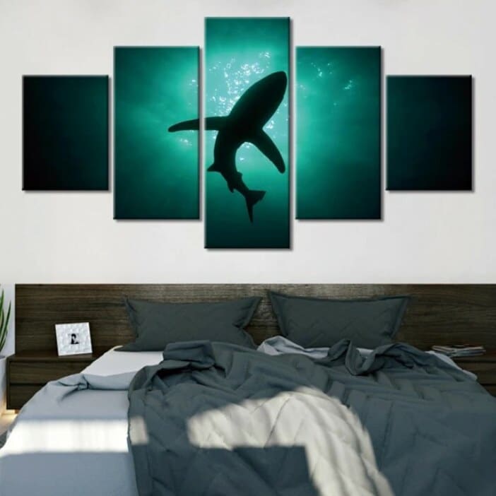 Målning av en haj som simmar i grönt vatten. God kvalitet, original, hängde på en vägg ovanför en säng i ett hus
