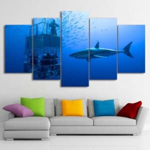 Målning av hajbesök i havet. God kvalitet, original, hängde på en vägg ovanför en soffa i ett vardagsrum