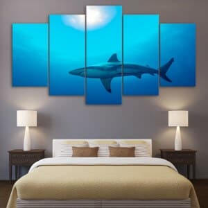 En haj som målar i solen. God kvalitet, original, hängde på en vägg ovanför en säng i ett hus