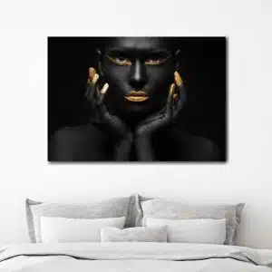 Afrikansk kvinna och guldmålning. God kvalitet, original, hängde på en vägg ovanför en säng i ett hus