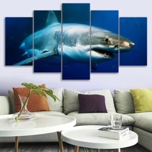 Målning av svartögd haj. God kvalitet, original, hängde på en vägg ovanför en soffa i ett vardagsrum