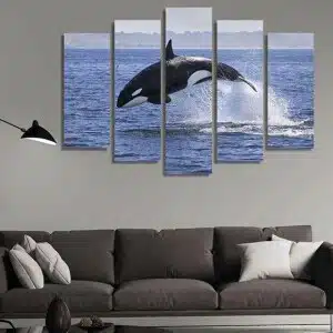 Målning av en orcaval som hoppar. God kvalitet, original, hängde på en vägg ovanför en soffa i ett vardagsrum