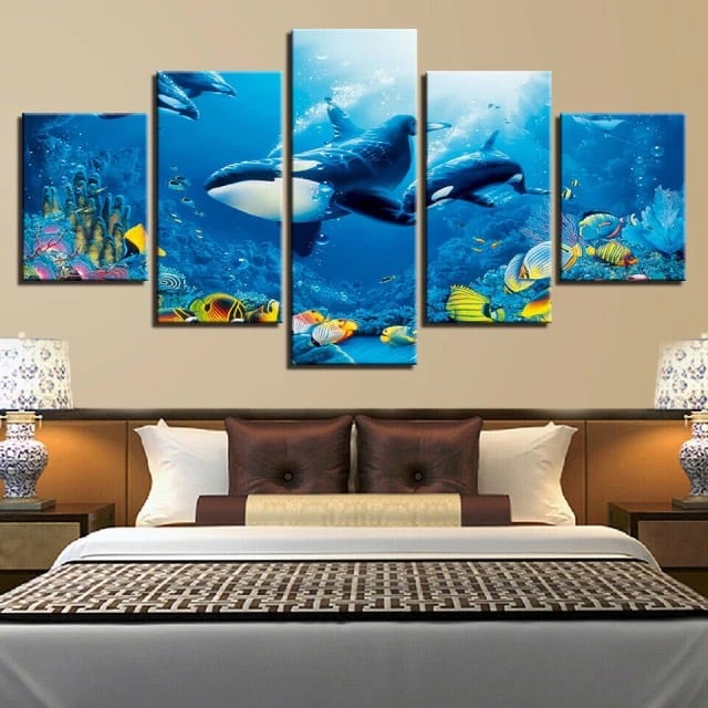 Målning orca val simma på korall.god kvalitet, original, hängande på en vägg över en säng i ett hus