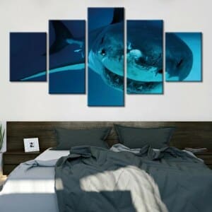 Skrämmande hajmålning med ärr. God kvalitet, original, hängde på en vägg ovanför en säng i ett hus