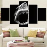 Skrämmande målning av haj med öppen mun. God kvalitet, original, hängde på en vägg ovanför en soffa i ett vardagsrum
