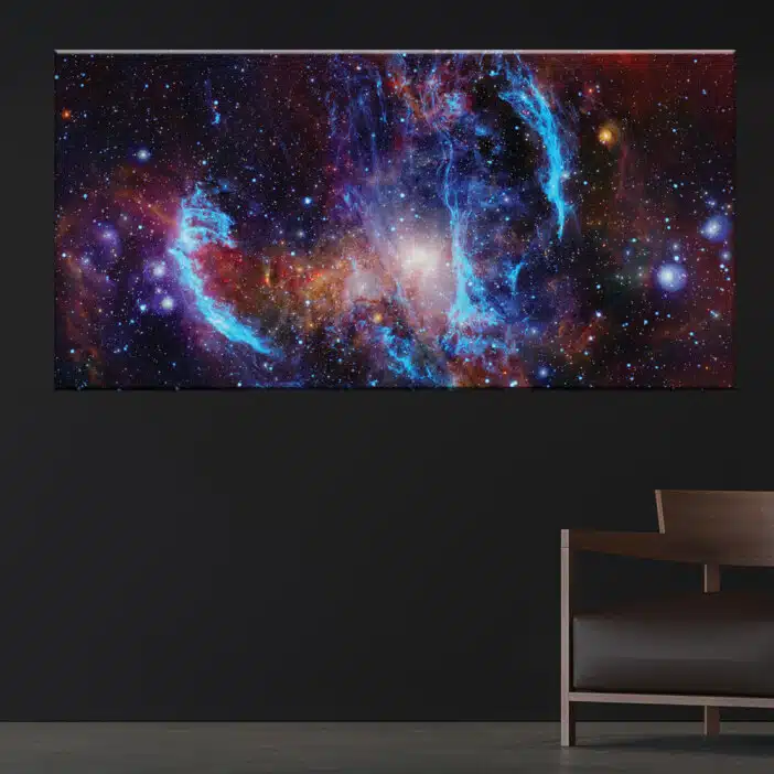 Målning av nebulosor och galaxer. Original av god kvalitet, hängde på en vägg ovanför en stol i ett vardagsrum.