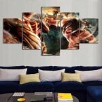 Titans attack målning av Levi Ackerman och Mikasa. Original av god kvalitet, hänger på en vägg ovanför en soffa i ett hus,