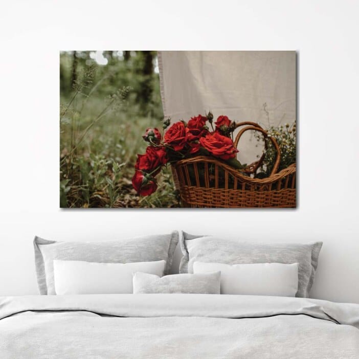 Bildkorg fylld med röda rosor. God kvalitet, original, hängde på väggen ovanför en säng i ett hus