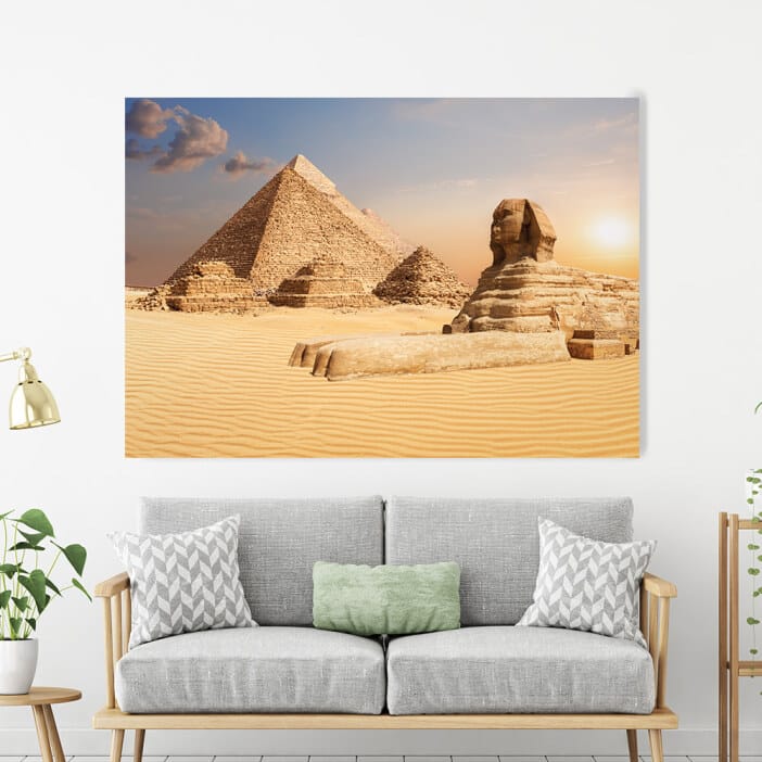 Målning av pyramiderna och sfinxen i Giza. God kvalitet, original, hängde på en vägg ovanför en soffa i ett hus