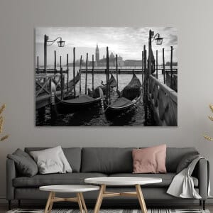 Målning av gondoler i Venedig i svartvitt. God kvalitet, original, hängde på en vägg ovanför en soffa i ett hus