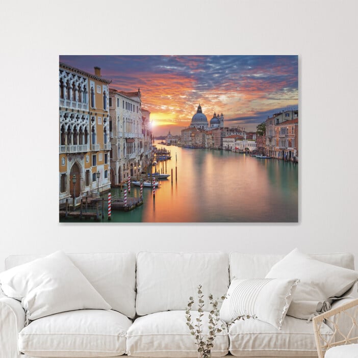 Målning Utsikt över Canal Grande i Venedig. God kvalitet, original, hängde på en vägg ovanför en soffa i ett vardagsrum