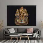 Tutankhamons gravmask. God kvalitet, original, hängde på en vägg ovanför en soffa och ett soffbord i ett hus