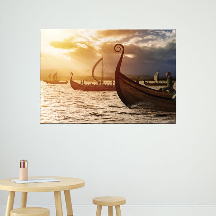 Vikingmålning under sol och storm. Original av god kvalitet, hängde på en vägg ovanför ett bord och två stolar i ett hus