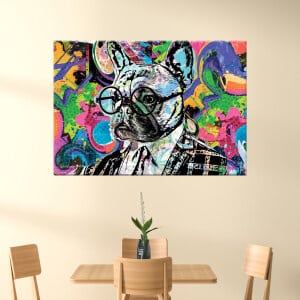 Gatukonst målning hund savant. God kvalitet, original, hängde på en vägg ovanför ett bord i ett hus