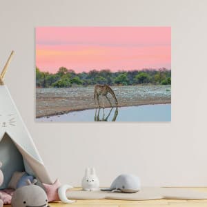 Målning Giraff vid vattenkanten. God kvalitet, original, hängde på en vägg ovanför ett bord i ett hus