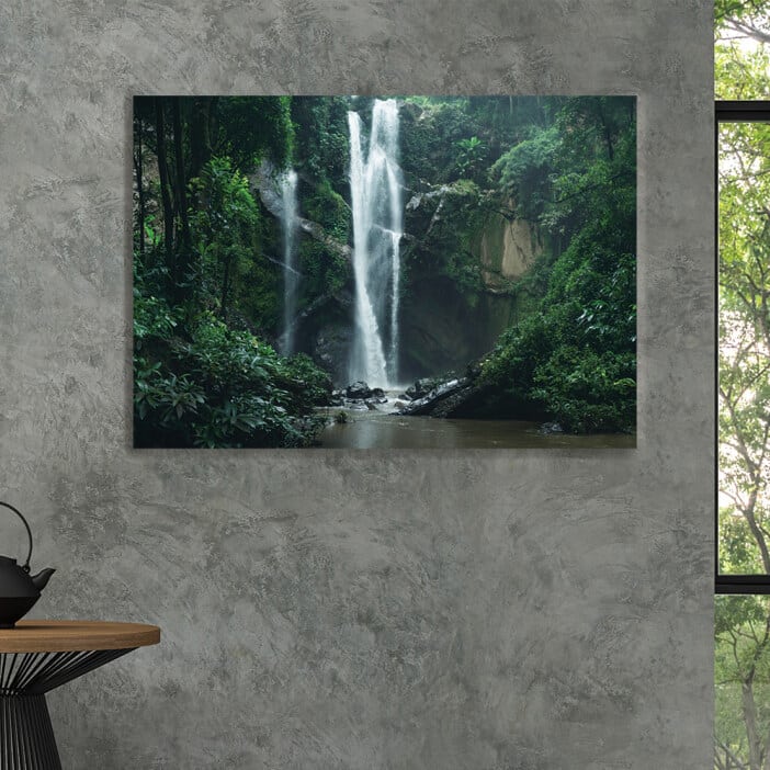 Målning av vattenfall mitt i djungeln. God kvalitet, original, hängde på en vägg i ett hus
