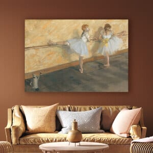 Målning Dancers at the Barre av Edgar Degas. God kvalitet, original, hängde på en vägg ovanför en soffa i ett hus