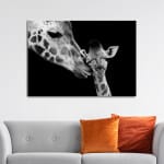 Målning Giraff och hennes giraff. God kvalitet, original, hängde på en vägg ovanför en soffa i ett hus