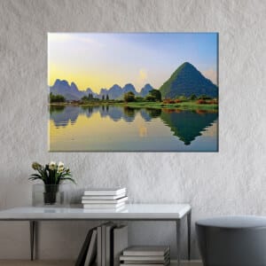 Målning av Li-floden i solnedgången. God kvalitet, original, hängde på en vägg ovanför ett bord i ett hus