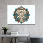 Mandala elefantmålning. God kvalitet, original, hängde på en vägg ovanför ett bord i ett hus