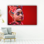 Afrikansk målning av en kvinna på en röd bakgrund. God kvalitet, original, hänger på en vägg ovanför en stol i ett hus