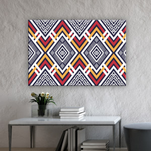 Afrikansk målning med geometriska mönster. God kvalitet, original, hängde på en vägg ovanför ett bord i ett hus