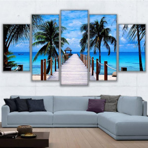 Bild av palmer på en strand ovanför en grå soffa