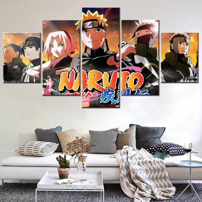 5-delad Naruto målning hängande över en grå soffa