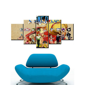 Tbleau i fem stycken endelade karaktärer framför en blå soffa