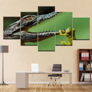5-delad målning Jungle Amazonian fauna framför ett skrivbord och en arkivhylla