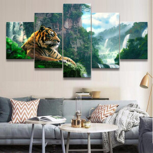 5-delad djungelmålning dominerande tiger framför vattenfall och djungel