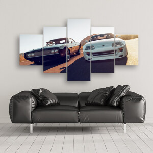 5-delad målning av två BMW-bilar på en racerbana ovanför en svart soffa