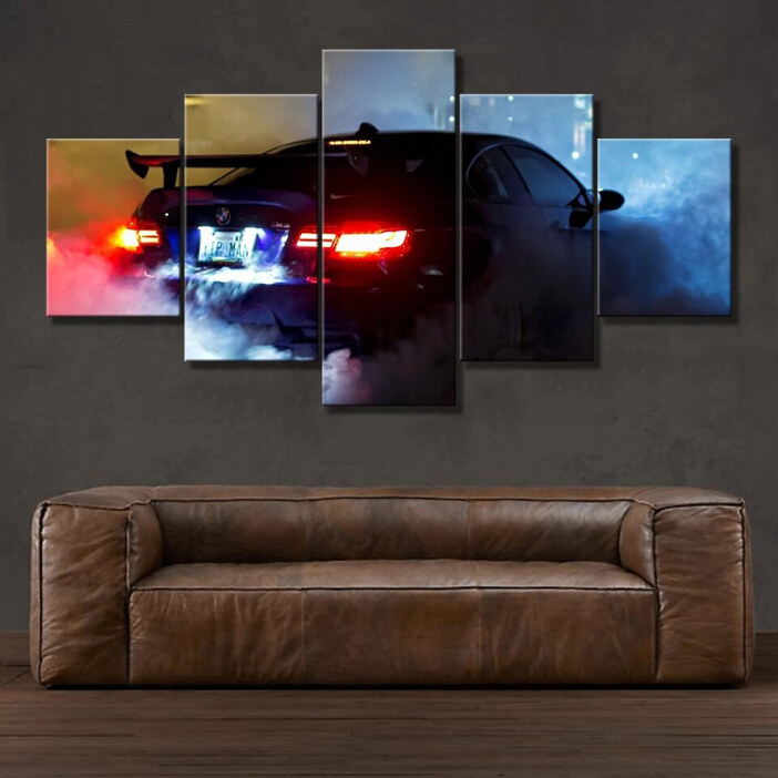 5-delad målning BMW bil mitt i natten över en lädersoffa