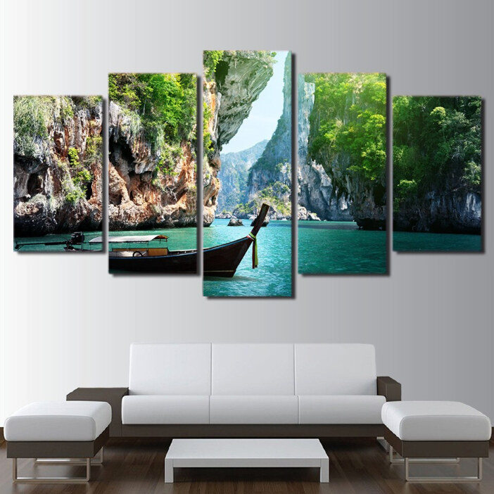 5-delad målning av en vik som gränsar till en grönskande djungel framför en modern vit soffa