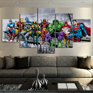 Målning av de berömda Marvel-hjältarna ovanför en grå soffa