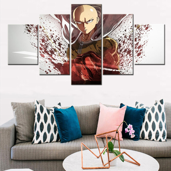 5-styckigt bräde med blodig action från en av hjältarna i One Punch Man Ovanför en grå soffa med blå, rosa och vita kuddar med svarta prickar finns en tavla i 5 delar som föreställer en scen från manga One Punch Man som gör en blodig handling med en av sina händer