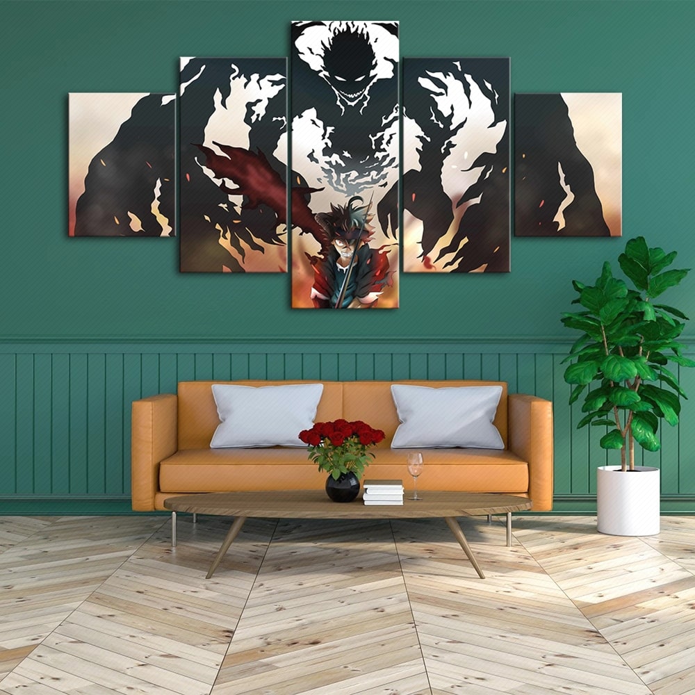 i ett vardagsrum, ovanför en brun soffa och på en grön vägg, en tavla i fem delar av ett monster från Bleatch-mangan, där en av hjältarna kämpar mot ett mörkt och dystert monster
