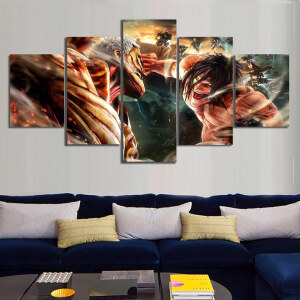 ovanför en mörk soffa med ljusgrå och gula kuddar finns en tavla i 5 delar som föreställer en scen från manga Attack of the Titans där två karaktärer slåss