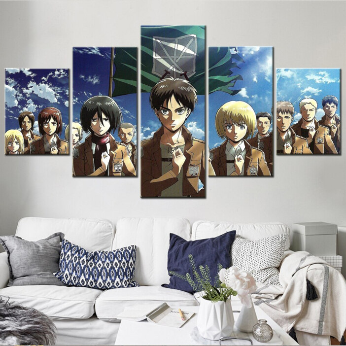 ovanför en soffa, installerad på en vägg, en tavla i 5 delar som föreställer karaktärerna i manga Attack of the titans
