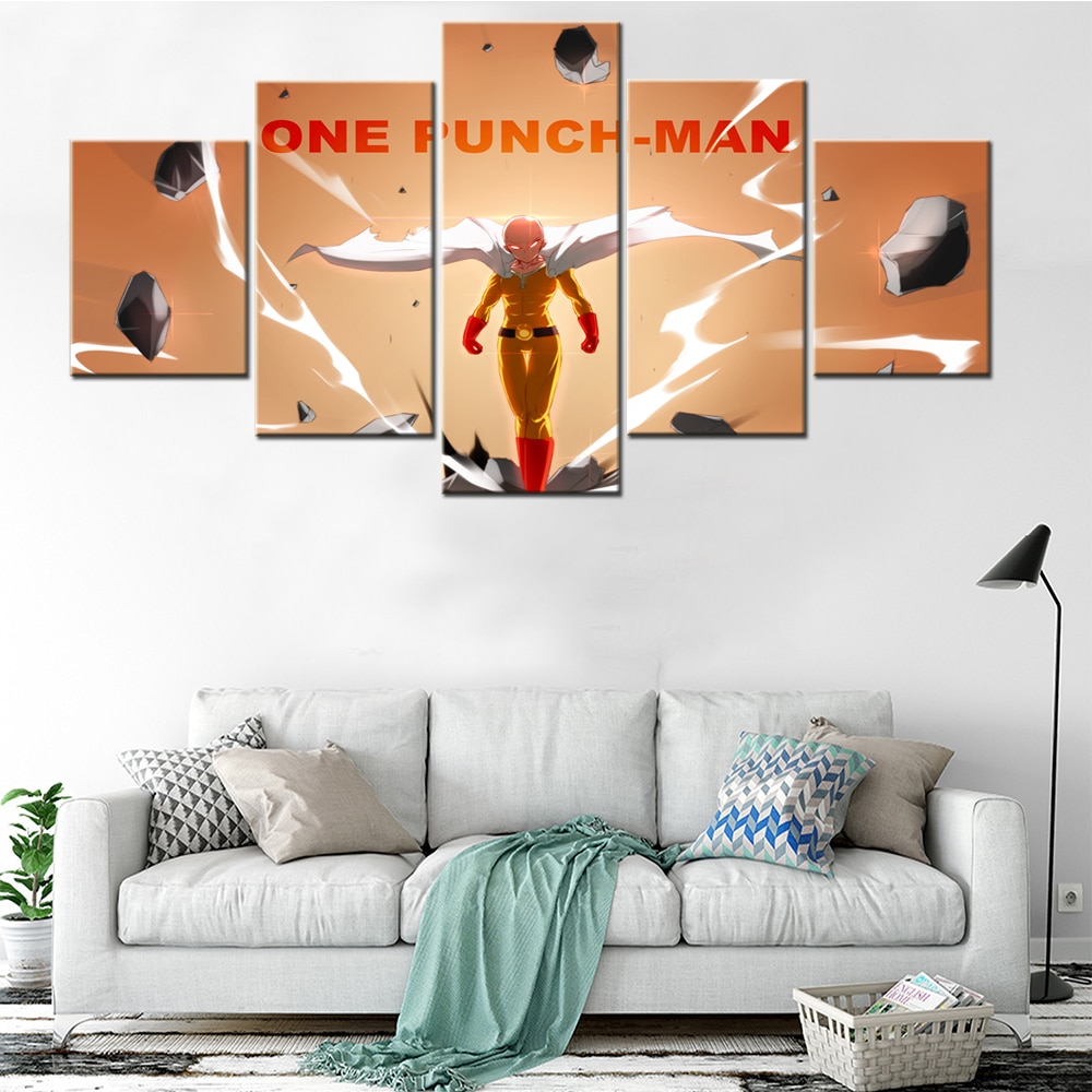ovanför en vit soffa på en vit vägg finns en orangefärgad målning i 5 delar som visar karaktären från manga One Punch Man med namnet skrivet ovanför