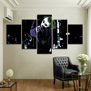 en målning bestående av 5 delar som föreställer Batman's joker i en mörk miljö i en mystisk scen på en grå bakgrund