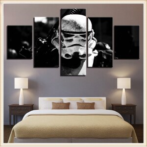 ovanför en säng dekorerad i gula toner, med två lampor på varje sida, en 5-delad målning med en av Star Wars-hjältarna i svart och vitt