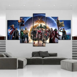 i ett vardagsrum, på väggen ovanför soffan, en tavla i fem delar med Marvel-hjältar uppradade och redo att slåss