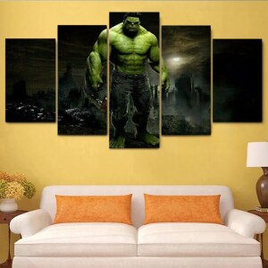 en 5-delad målning av Hulken i en mörk miljö på en gul bakgrund