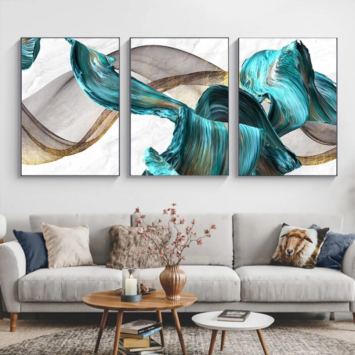 Blå zen tryptisk målning i 3 delar ovanför en soffa i ett vardagsrum