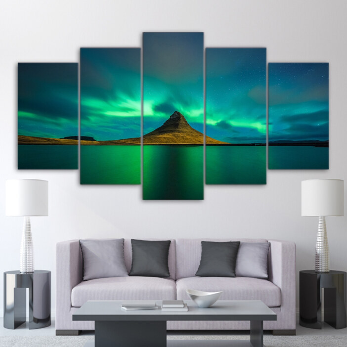 Skandinavisk målning aurora borealis blå installerad ovanför en grå soffa