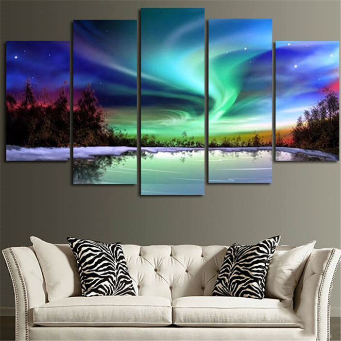 Skandinavisk målning aurora borealis blå över en sjö installerad i ett vardagsrum
