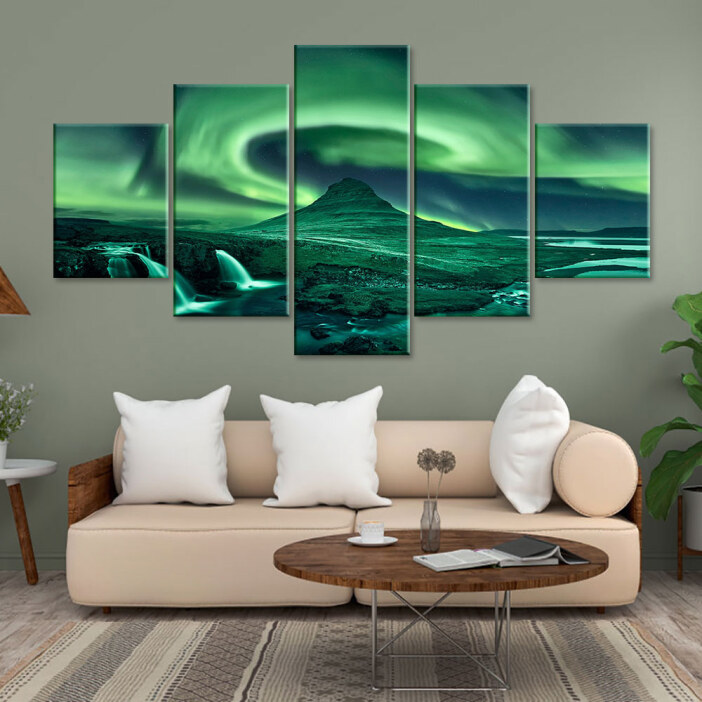 Skandinavisk målning aurora borealis grön med virvelvind över en beige soffa