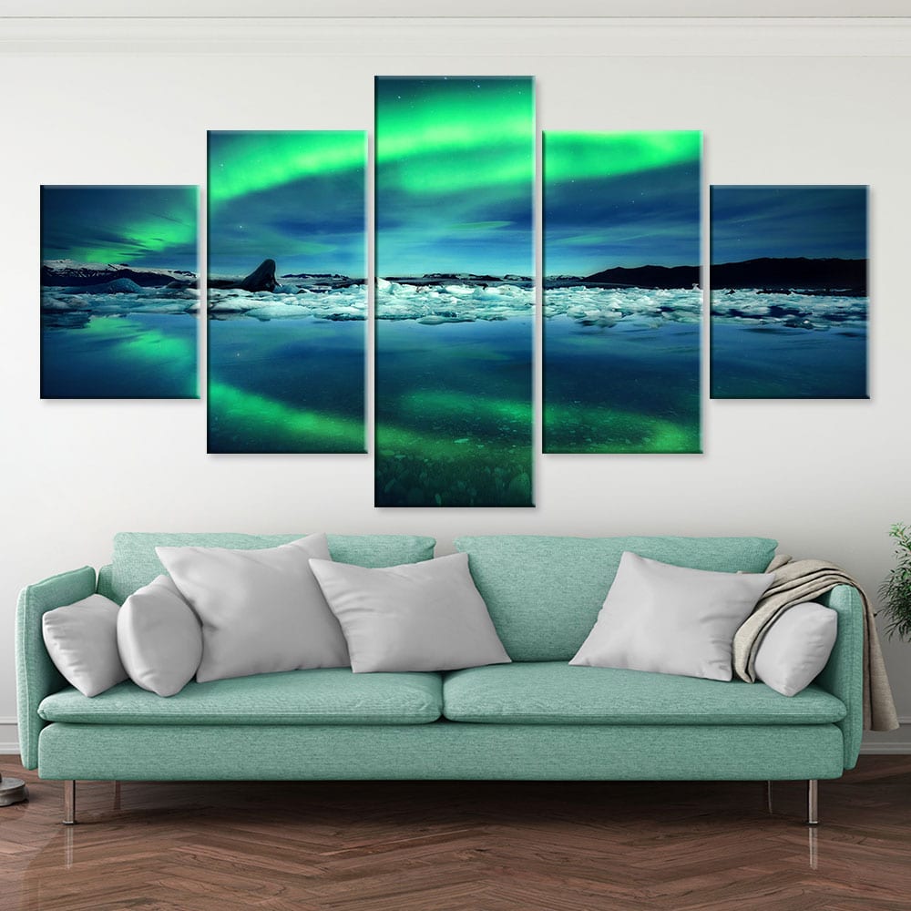 Skandinavisk målning aurora borealis grönt på isflak installerad ovanför en grön soffa