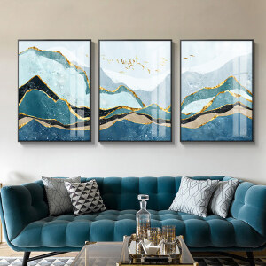 Triptyk blå och guldfärgade berg över en blå soffa